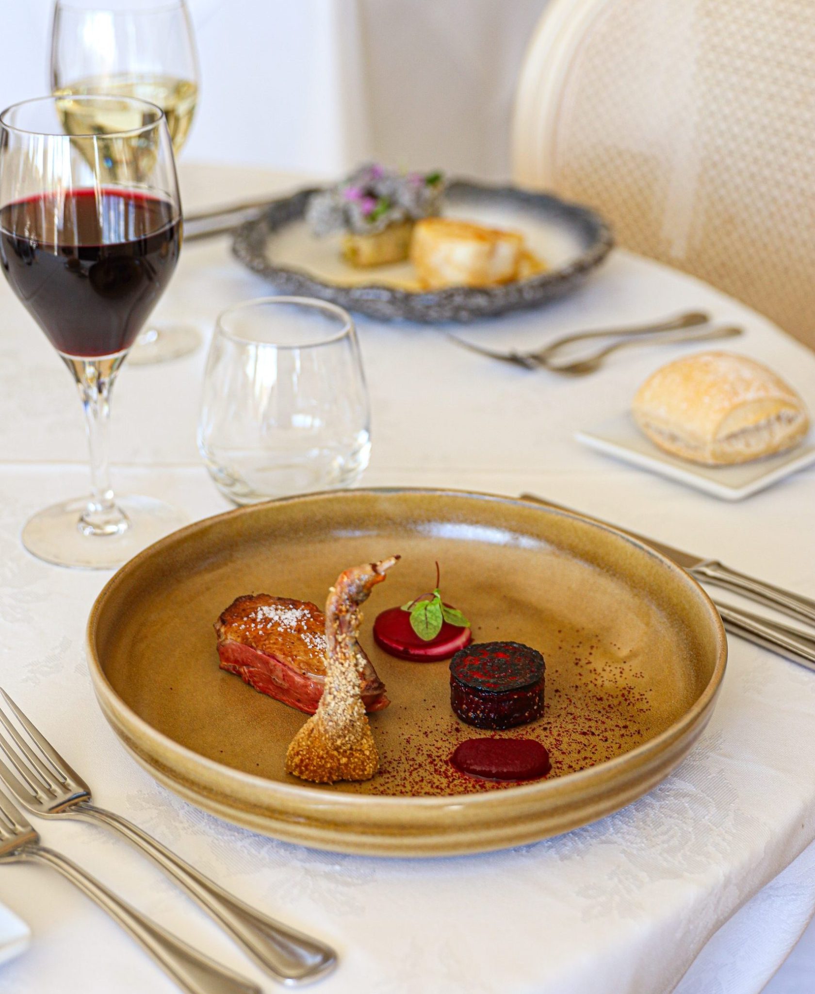 Table dressée pour un dîner gastronomique au cœur de la campagne de Touraine.
