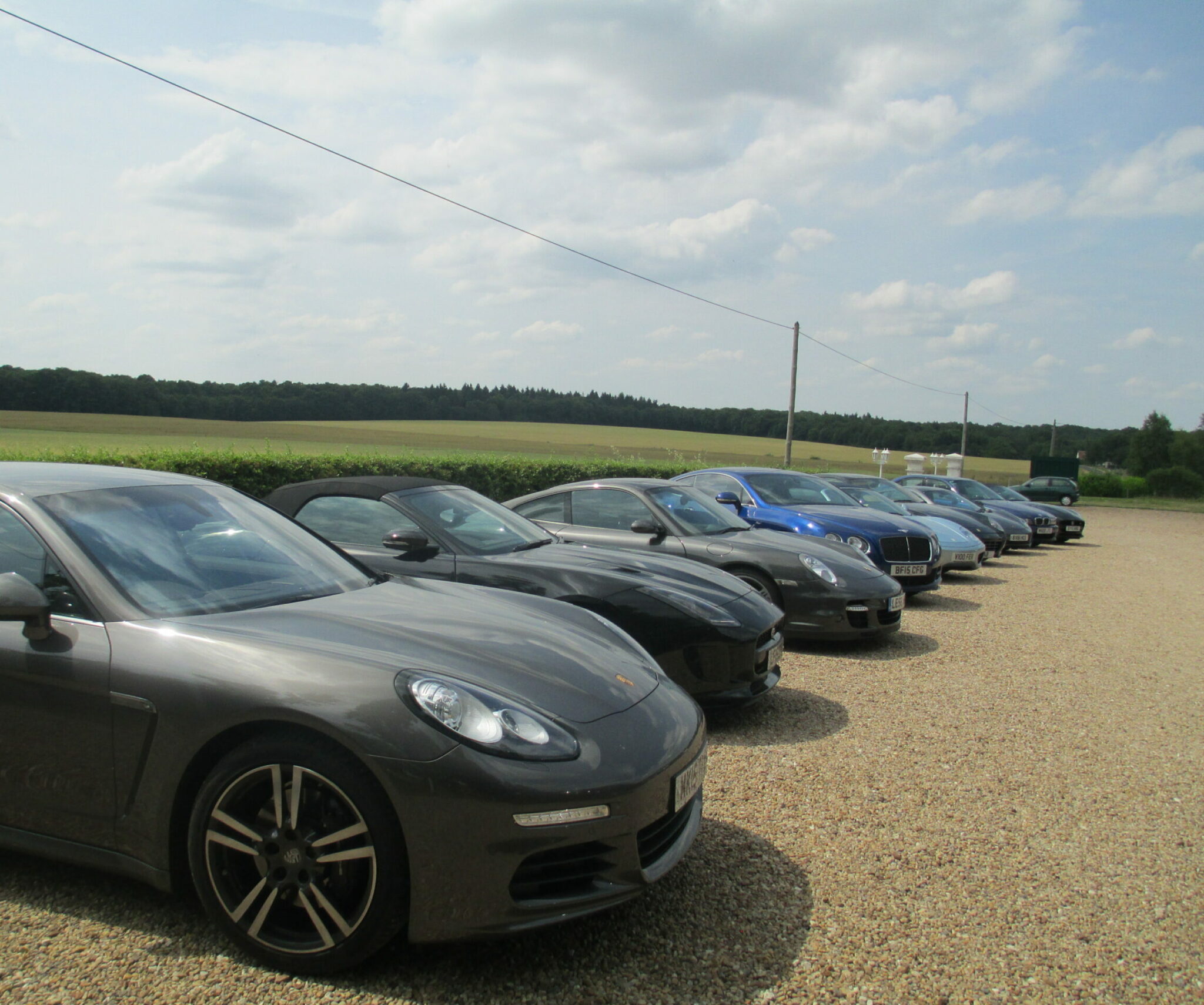 Le Fleuray accueil de Clubs automobiles voitures récentes