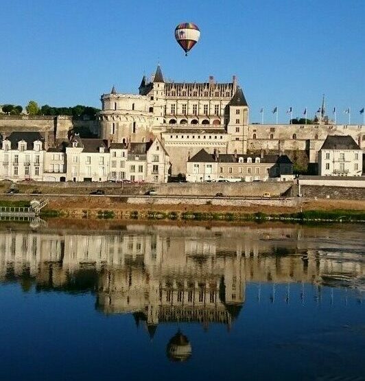 Ville d'Amboise et son château à deux pas de l'hôtel restaurant Le Fleuray