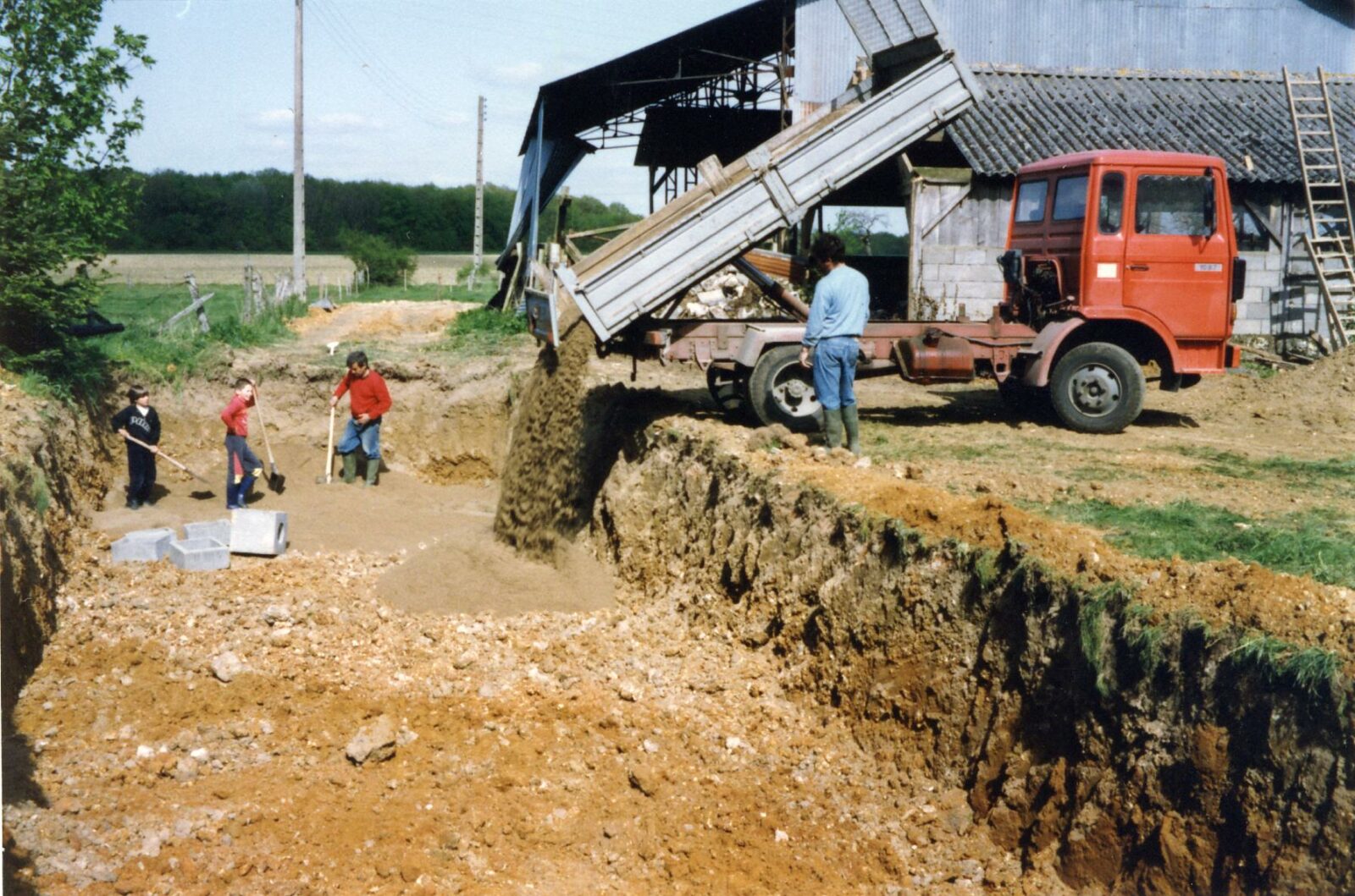 Travaux de terrassement et fondations lors de la rénovation de l'hôtel Le Fleuray proche d'Amboise en 1991.